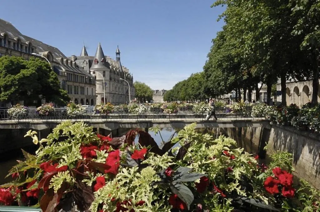 DORMIR EN VILLE - À 450 m du centre historique Quimper 0*,  France